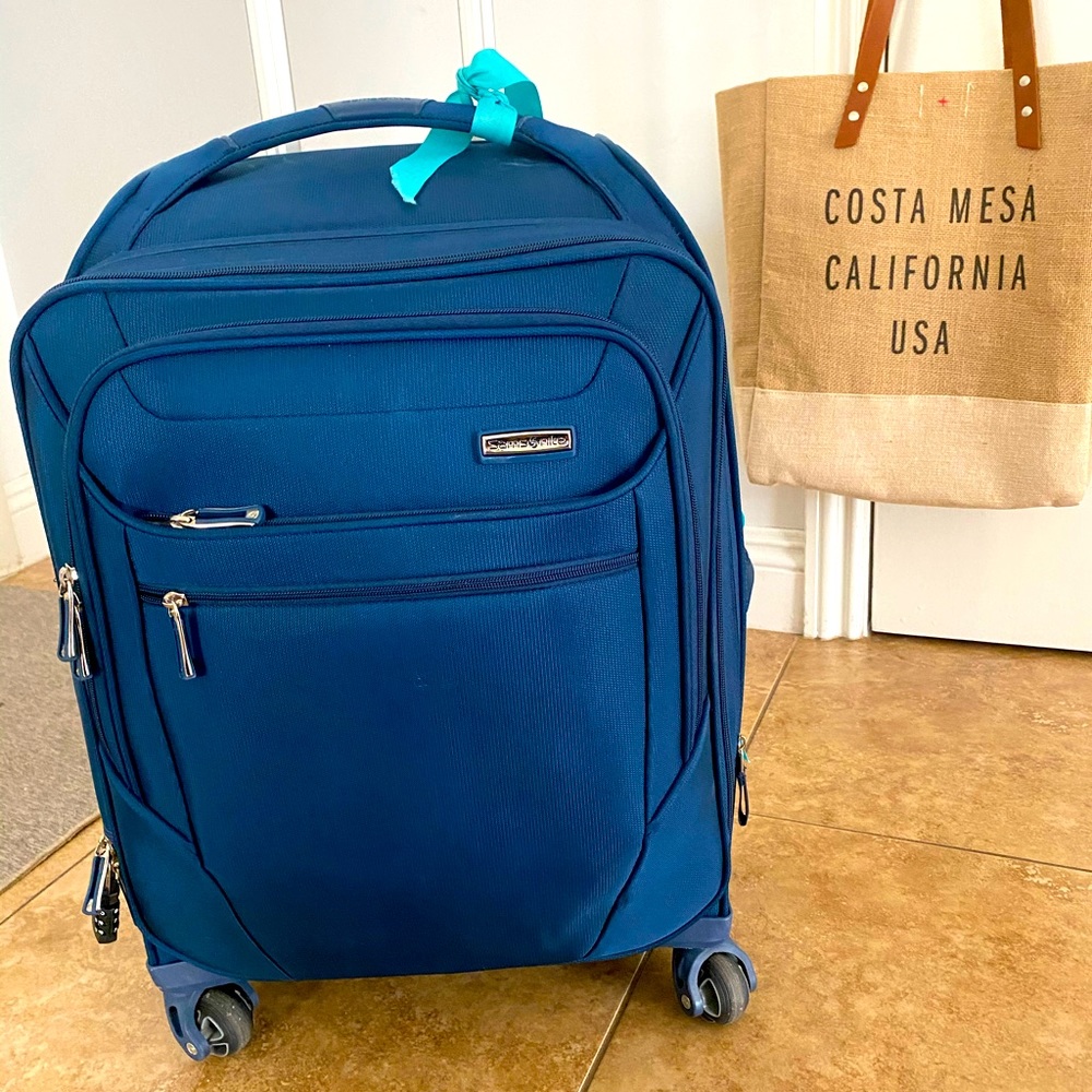 Sphere Lite 2 21" Carry-On Spinner Suitcase